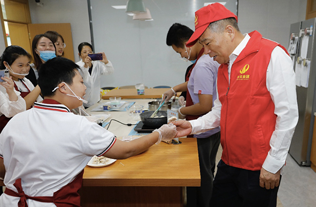 大手牵小手，一起制作雪花酥 ——楼董事长带领中天志愿者走进杭州市艮山路学校“米其林”厨房