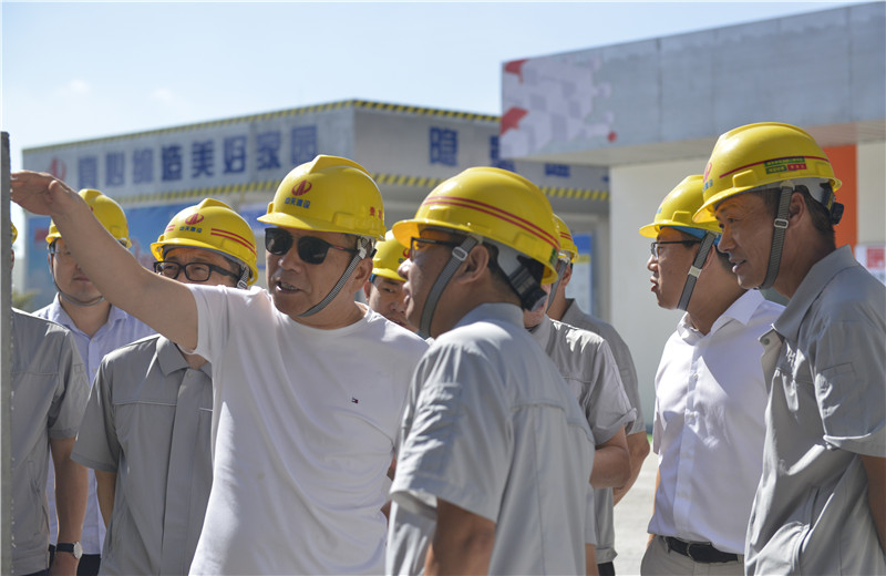 2021年8月31日，控股集团董事长楼永良率队前往中天三建承建的住建部智能建造试点项目-上海嘉定新城菊园社区项目了解SPCS体系。