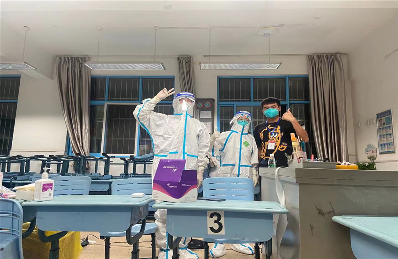 2021年7月29日,中天三建南京融创G86项目部积极响应政府号召，第一时间组织志愿服务团队奔赴月苑路第一小学监测点，承担起核酸检测流程引导、秩序维护、人员信息采集登记工作。