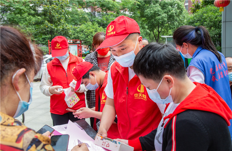 2022年4月，为支持武汉“三天两检”抗疫工作，中天六建万科黄金口项目部为所在辖区捐赠了20顶帐篷。同时组织起中天志愿者队伍，在采样现场为社区居民提供服务