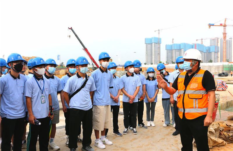 2022年5月6日，第二届“现代学徒制·中天班”第二期专题培训召开。为理论与现场结合，广西生态工程职业技术学院的30名学生走进中天八建柳州万科城怡璟项目。
