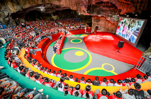 中天·覃排小学溶洞礼堂启用仪式暨第十二届“爱心妈妈”公益助学活动圆满举行